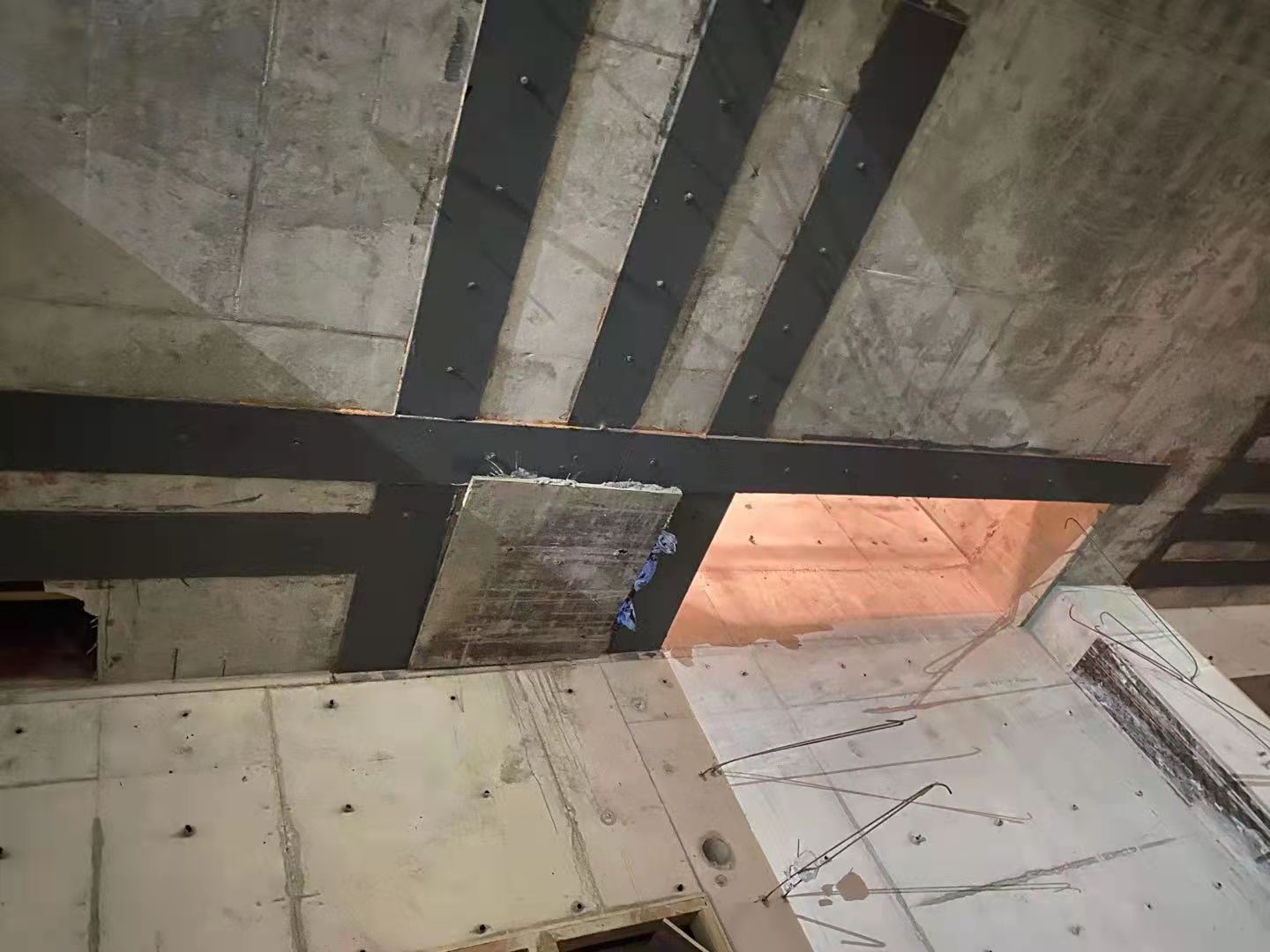 固原楼板开洞用粘钢加固还是碳纤维布加固